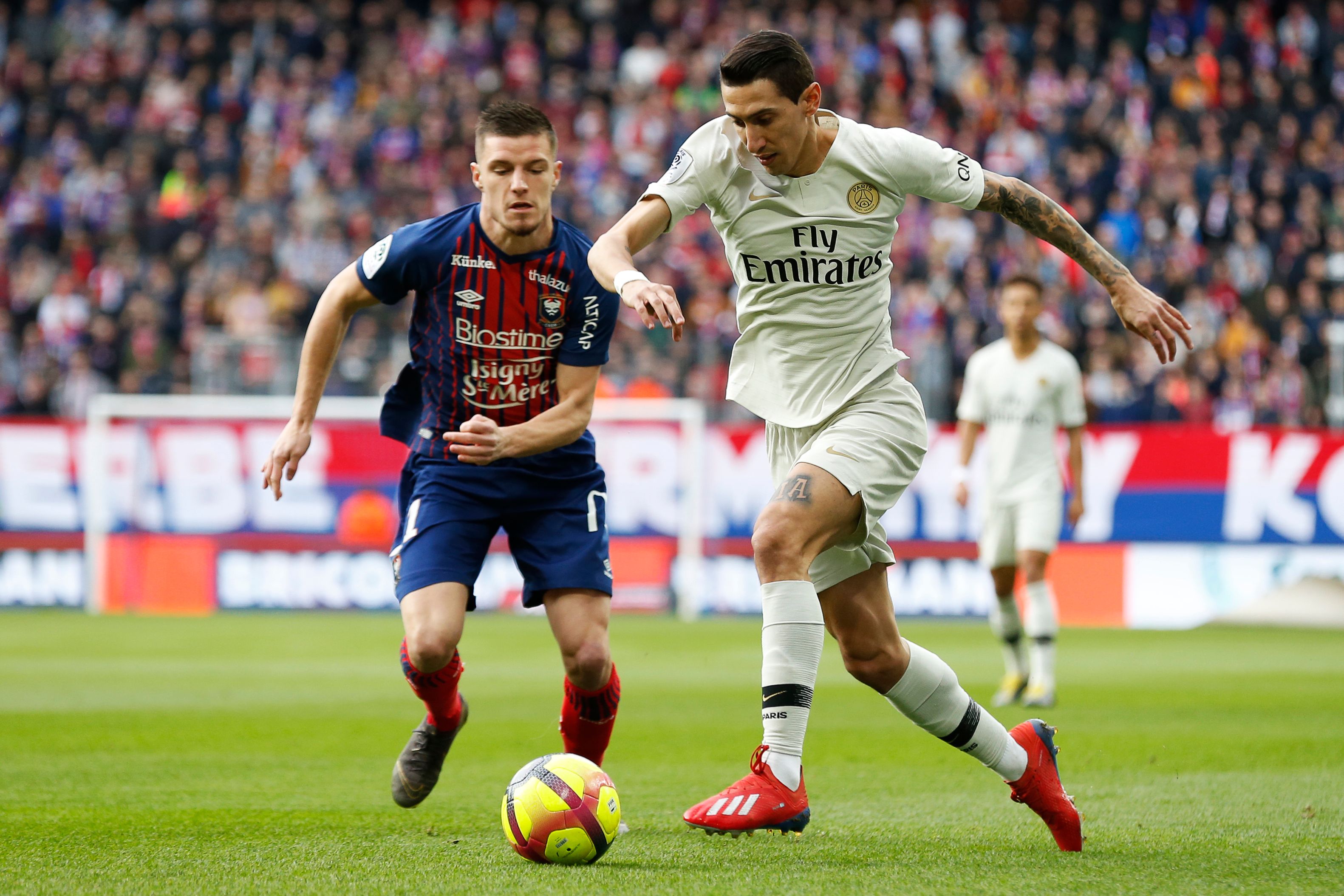 这中卫是真正的后防领袖（这名中卫才是后防线的真正领袖）