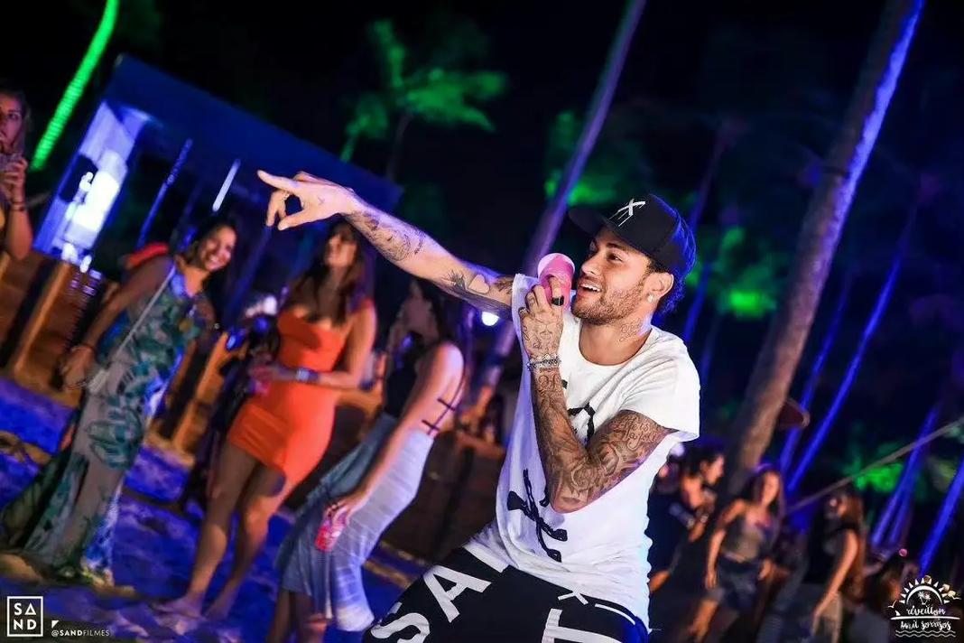 C罗为合作的AI网站宣传，视频中梅罗之争再次成为话题