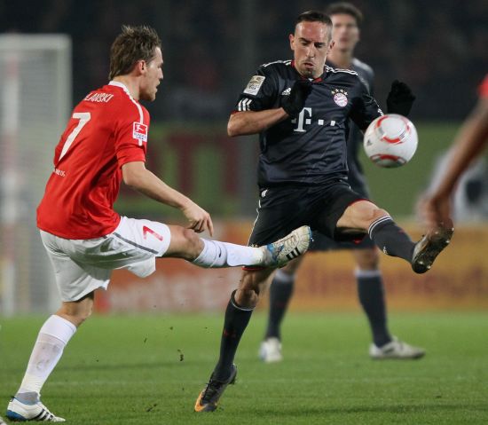 斯基拉：尤文正在研究冬窗签中卫，但补强中场依然是主要目标（斯基拉：尤文冬窗考虑引进中卫，中场补强仍是首要任务）