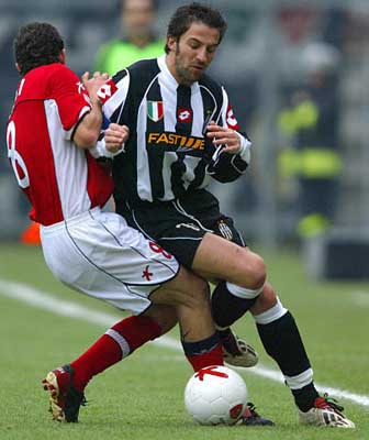 格雷米奥扳平后，主帅梅内塞斯与球迷发生口角并向其竖中指（格雷米奥追平后，主帅梅内塞斯与球迷争执并比中指）