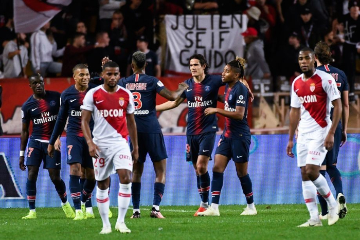 记者：弗里克听说自己的明夏离队传闻后说“又是胡说八道”（记者：被问及明夏离队传闻，弗里克回应“又是胡说八道”）