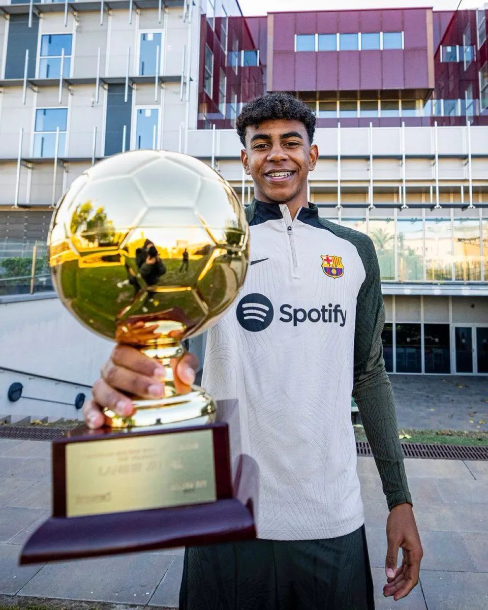 前锋突破射门锁定胜利（前锋强突劲射锁定胜局）