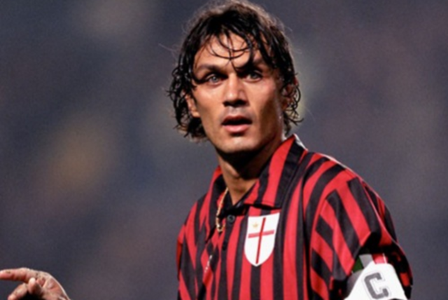 一掌给曼联“打懵”了？盖耶13分钟掌掴队友染红，红魔多打一人却输球（盖耶13分钟掌掴队友吃红，曼联多打一人仍告负）