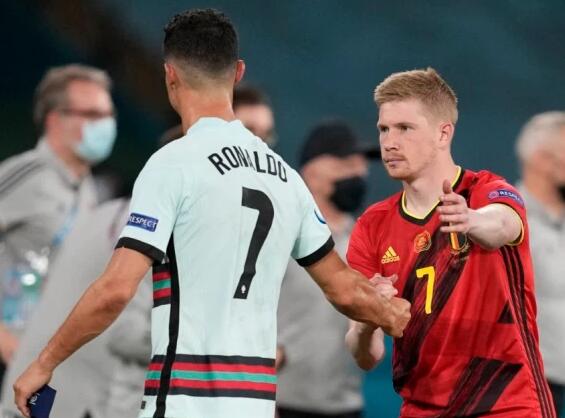 17岁天才卡尔展现极强潜力，德甲首秀表现亮眼，凭借出色技术和风格成为焦点。（17岁新星卡尔德甲处子秀惊艳，凭精湛脚法与独特风格抢尽风头）