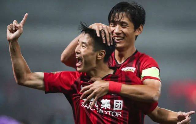 罗马诺：拜仁已经在考虑为伦纳特-卡尔再提供一份新合同（罗马诺：拜仁正考虑再次向伦纳特-卡尔递交新合同）